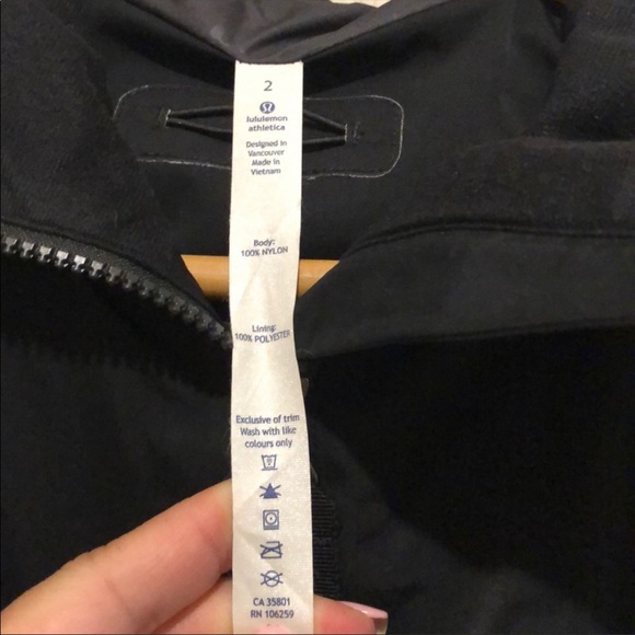 Lululemon definitely raining rain jacket - Picture 3 of 10